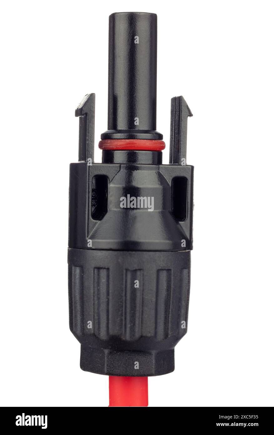 Gros plan du connecteur noir avec fil rouge pour panneau solaire. Banque D'Images