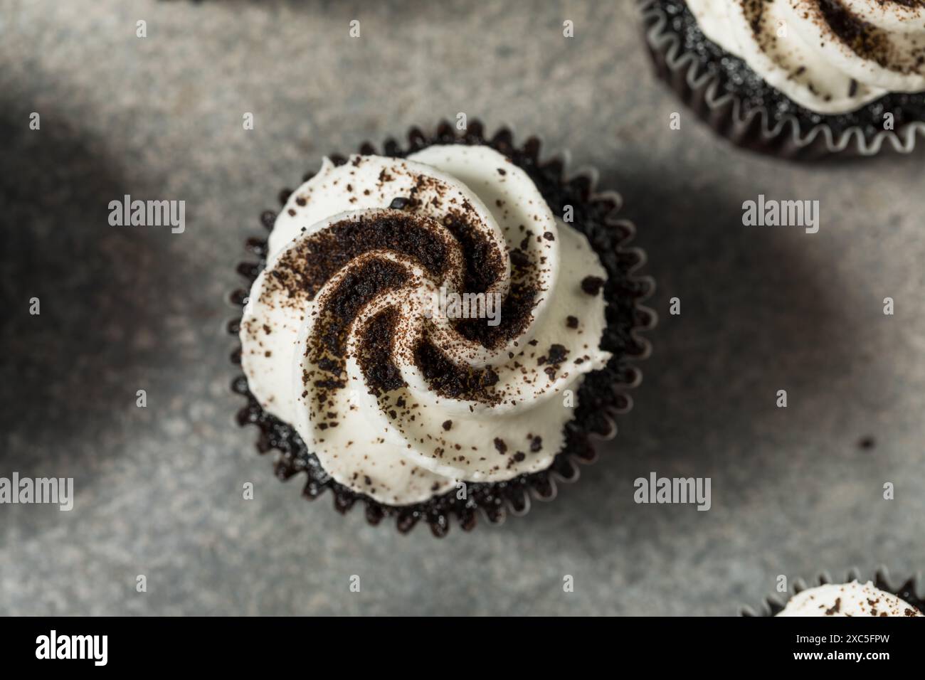 Biscuits cuits au four et Cupcakes à la crème avec glaçage Banque D'Images