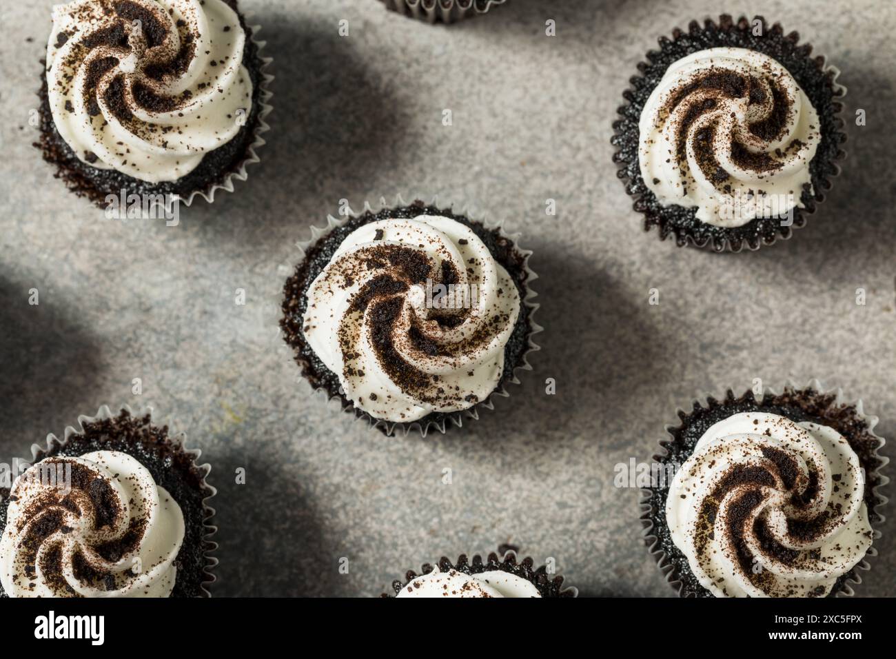 Biscuits cuits au four et Cupcakes à la crème avec glaçage Banque D'Images