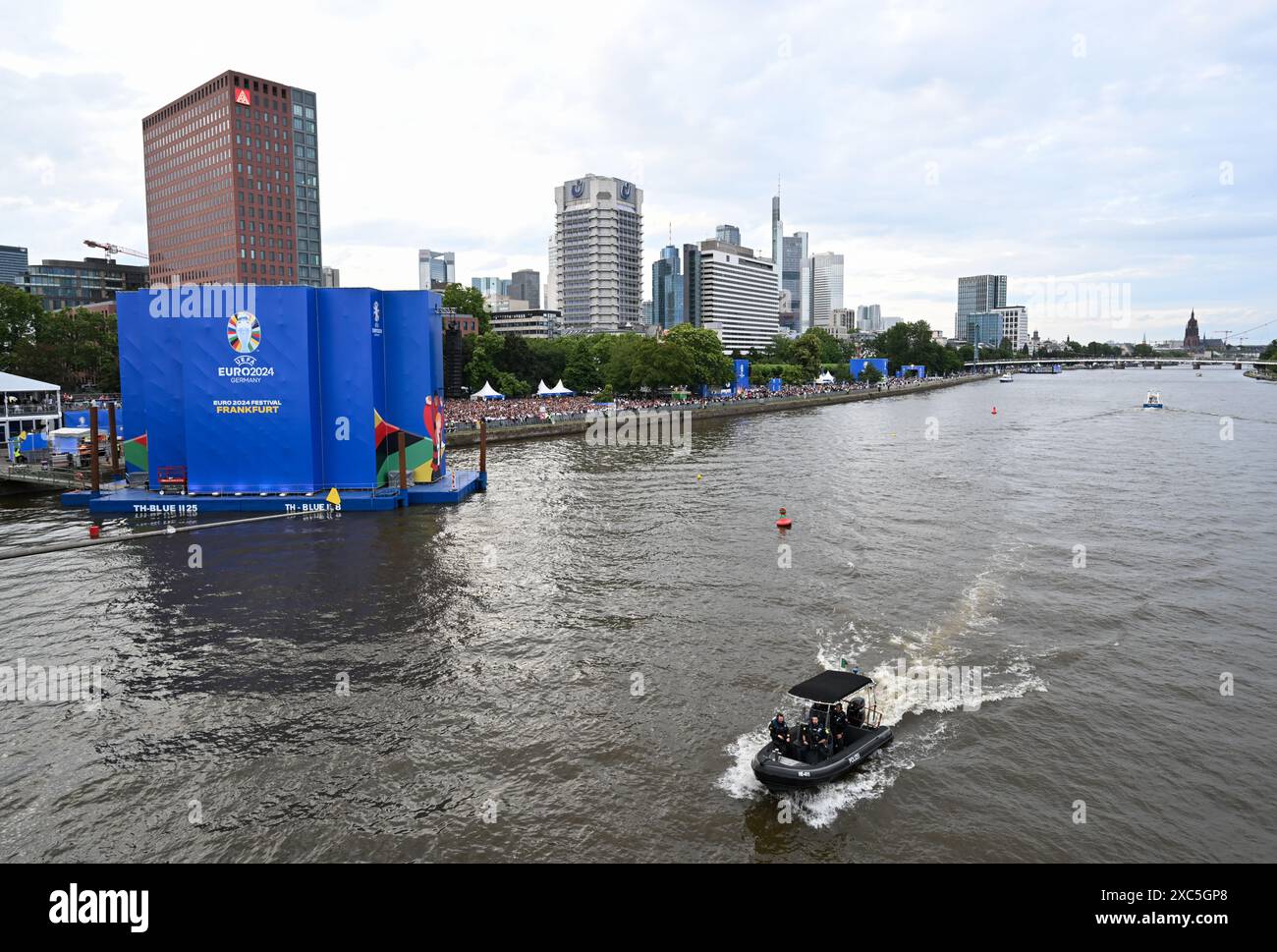 14 juin 2024, Hesse, Francfort-sur-le-main : soccer, UEFA Euro 2024, Allemagne - Écosse, tour préliminaire, Groupe A, jour de match 1. Les visiteurs se sont rassemblés sur les rives du main à Francfort pour être vus par le public dans la zone des fans pour le match d'ouverture du Championnat d'Europe de football. Photo : Arne Dedert/dpa Banque D'Images