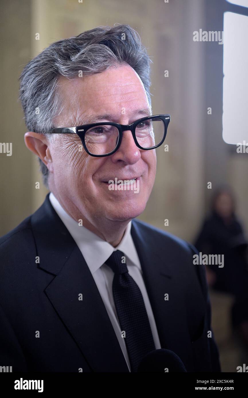 Cité du Vatican, Vatican. 14 juin 2024. Stephen Colbert dans la Galerie Lapidaire du Palais apostolique du Vatican, après la rencontre avec le Pape François. Le Pape François rencontre des comédiens du monde de l’humour au Palais apostolique le 14 juin 2024 à Vatican. Le pape François a rencontré plus de 100 comédiens du monde entier. Crédit : dpa/Alamy Live News Banque D'Images