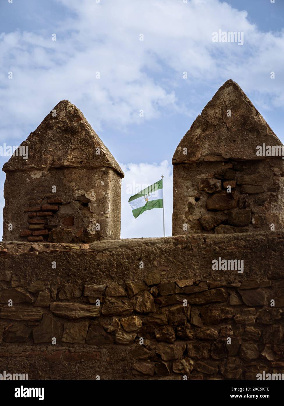 Murs et bastion du château fort Gibralfaro avec le drapeau de l'Andalousie, Malaga, Andalousie, Espagne Banque D'Images