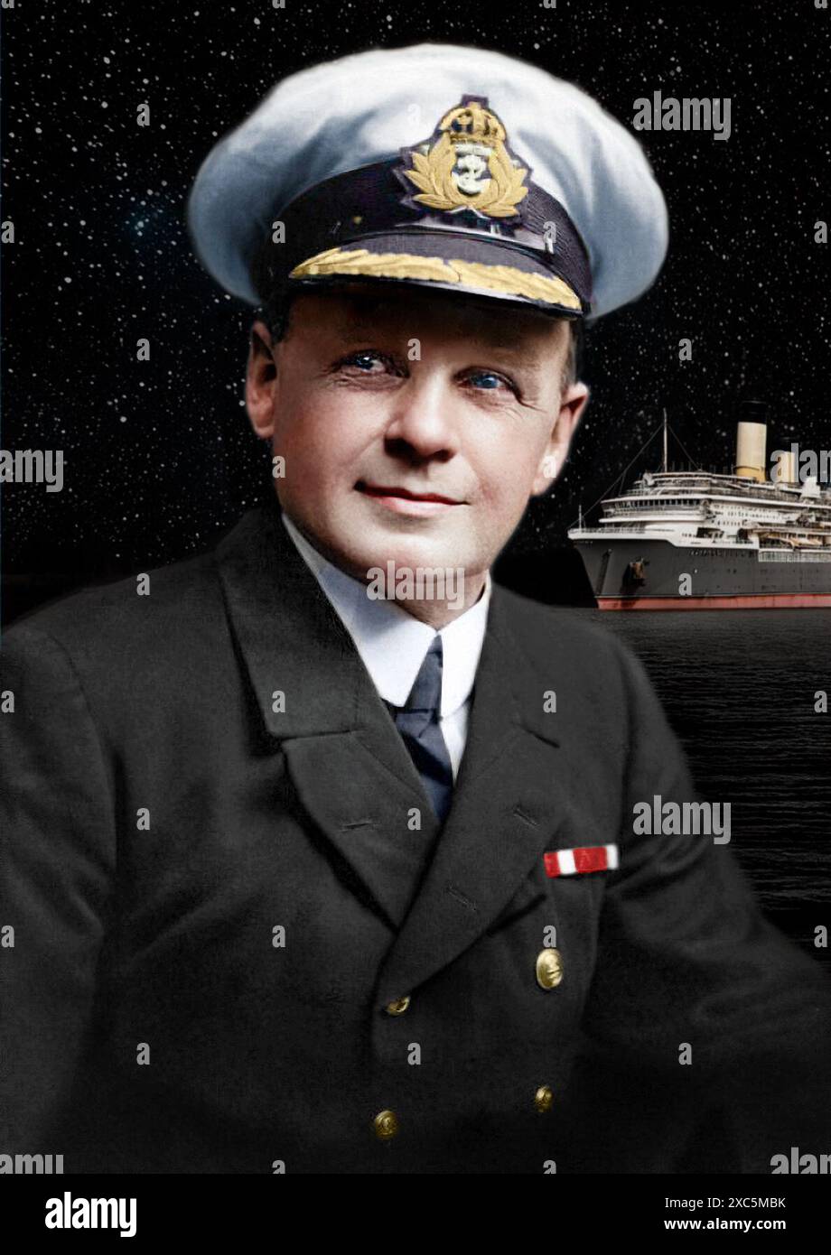 Un officier de marine distingué en uniforme pose en toute confiance devant un paquebot la nuit. L'image transmet le leadership, l'histoire et l'aventure maritime. Charles Herbert Lightoller est connu comme le deuxième officier à bord du RMS Titanic. Pendant le naufrage du navire, il était l’officier responsable du chargement des passagers dans les embarcations de sauvetage du côté bâbord. Il a strictement appliqué le protocole « femmes et enfants seulement », interdisant à des passagers masculins de monter à bord des embarcations de sauvetage à moins qu’ils ne soient nécessaires comme marins auxiliaires. Il était l'officier le plus élevé à survivre à la catastrophe. Banque D'Images