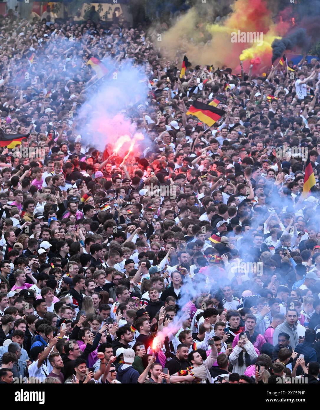 14 juin 2024, Hesse, Francfort-sur-le-main : soccer, UEFA Euro 2024, Allemagne - Écosse, tour préliminaire, Groupe A, jour de match 1. Les visiteurs applaudissent la visite du public dans la Fanzone Frankfurt am main après le 2:0 du match d'ouverture du Championnat d'Europe de football. Photo : Arne Dedert/dpa Banque D'Images