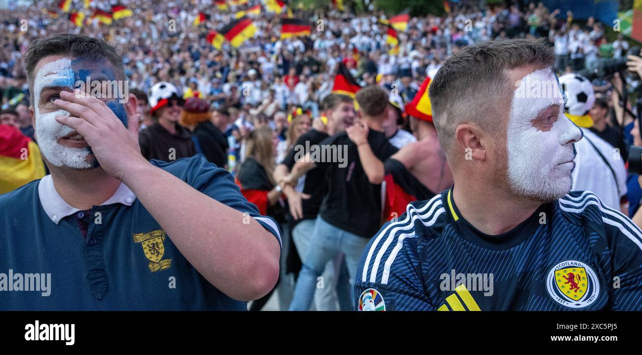 Munich, Allemagne. 14 juin 2024. Andrew Anderson (à gauche) et Stephen Scott de Klimqrnock, en Écosse, ne sont pas très enthousiastes dans la zone officielle des fans du Parc olympique, entourés de fans allemands enthousiastes. C'est la zone des fans de l'UEFA pendant le Championnat d'Europe de football. Crédit : Stefan Puchner/dpa/Alamy Live News Banque D'Images