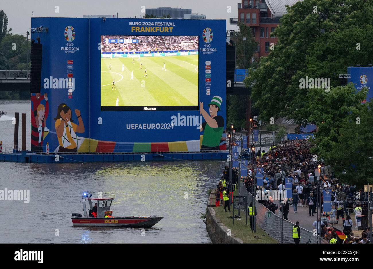 14 juin 2024, Hesse, Francfort-sur-le-main : soccer, UEFA Euro 2024, Allemagne - Écosse, tour préliminaire, Groupe A, jour de match 1. Les visiteurs regardent le match d'ouverture du Championnat d'Europe de football au public dans la Fanzone Francfort. Photo : Boris Roessler/dpa Banque D'Images