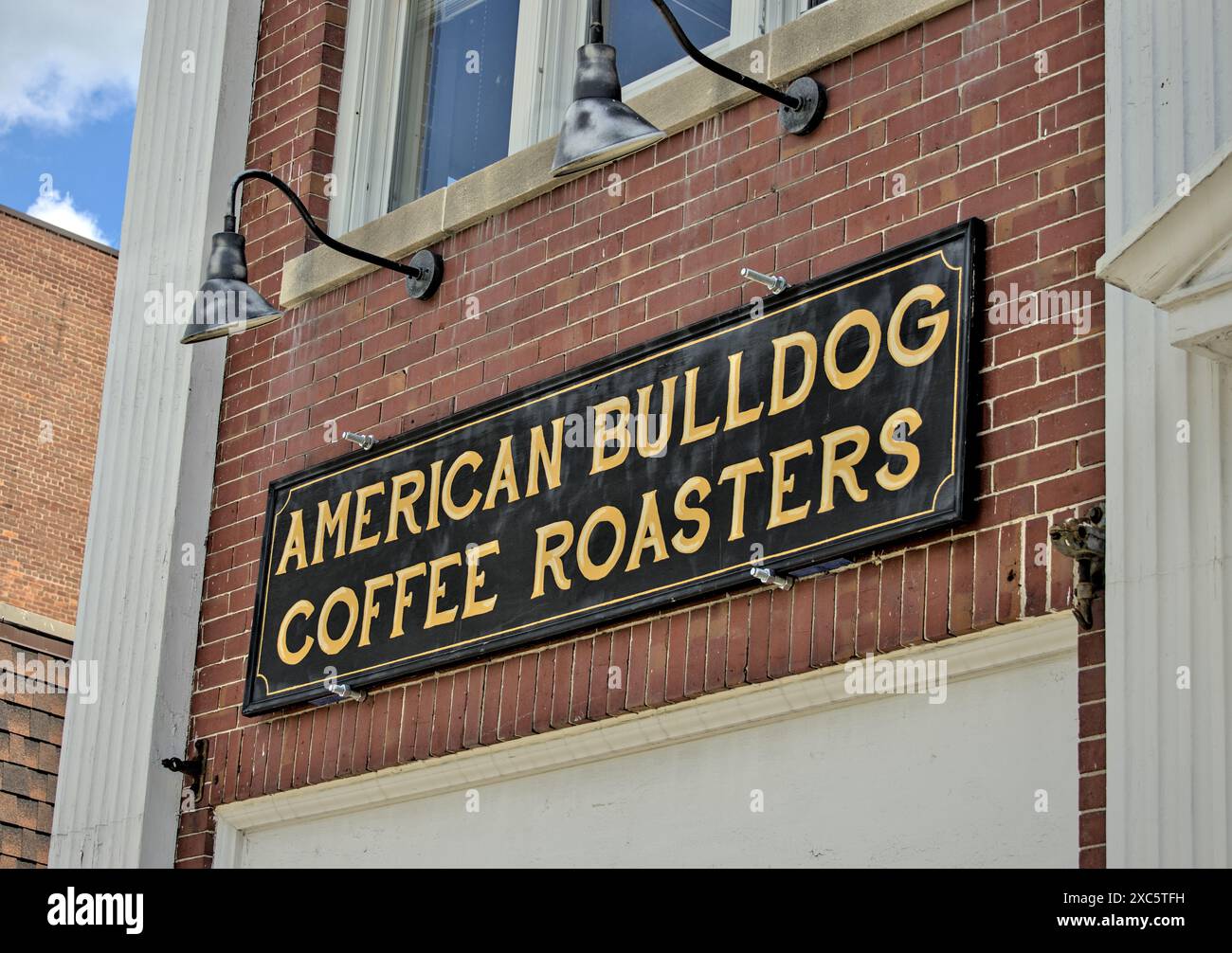 Ridgewood, NJ - 8 juin 2024 : American Bulldog Coffee Roasters signe sur un bâtiment à l'entrée d'un café dans le comté de Bergen, New Jersey. Banque D'Images