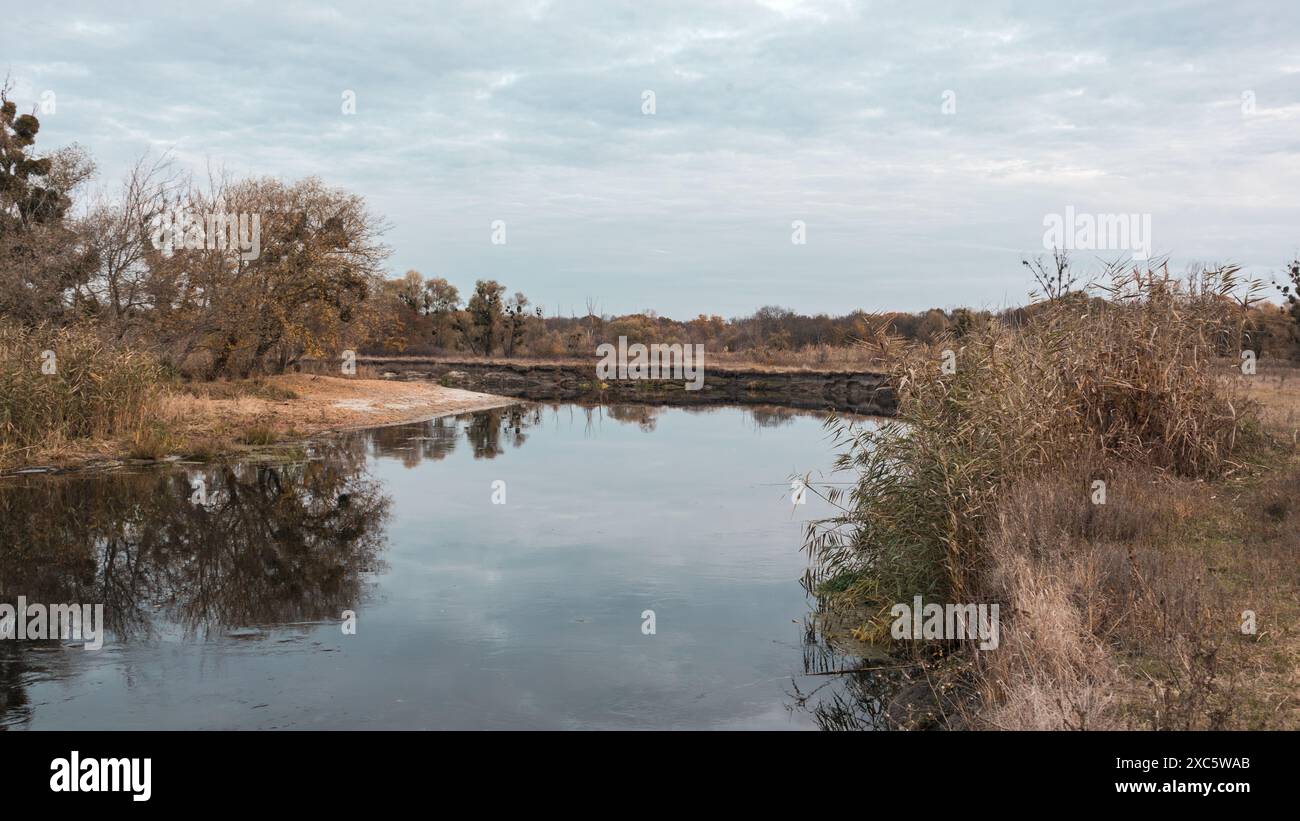 Siverskyi Donets River tourne en Ukraine avec la nature automnale et les reflets nuageux du ciel Banque D'Images