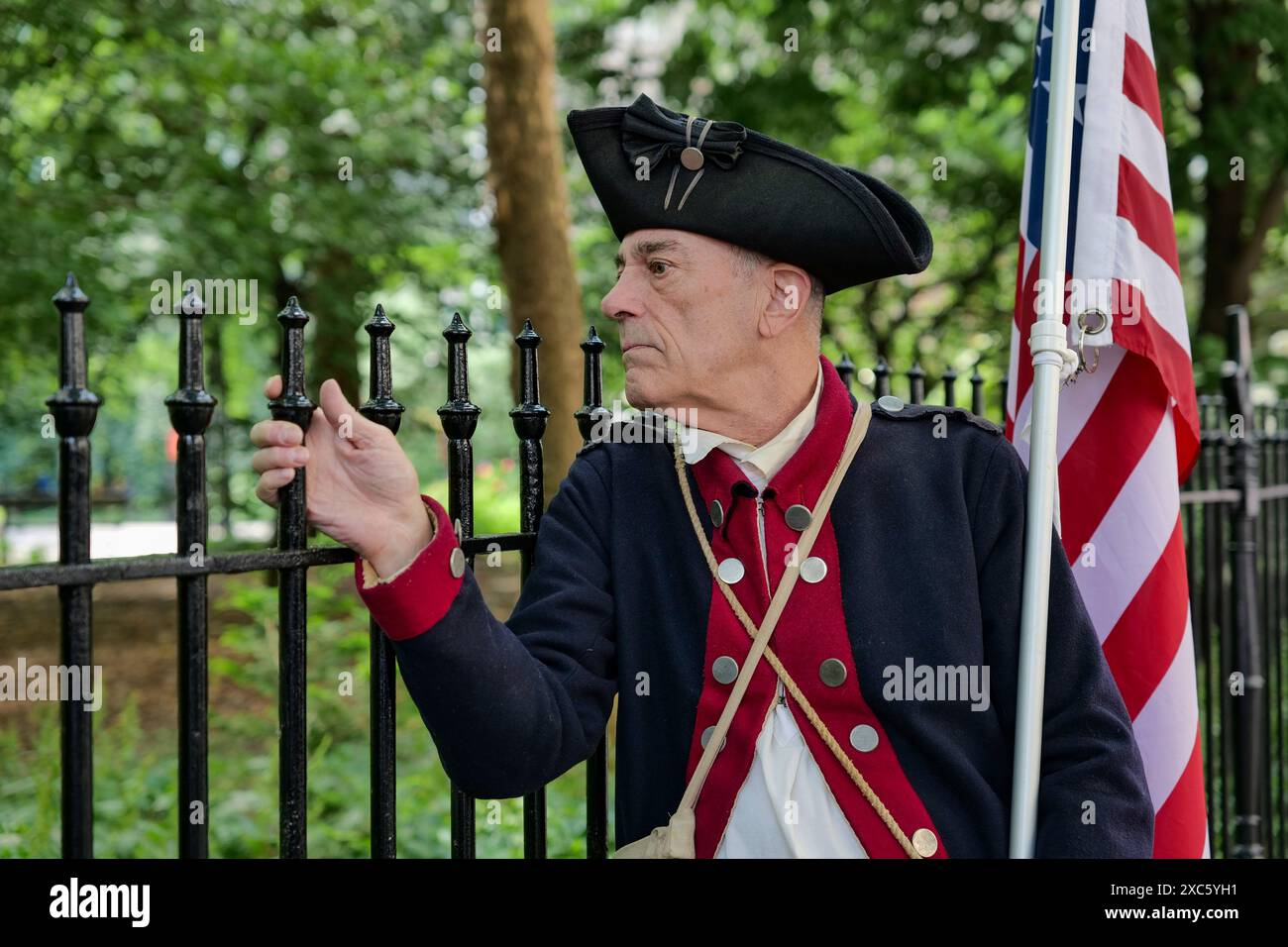 New York, New York, États-Unis. 14 juin 2024. Soldat de l'armée continentale vers 1776 à NYC Hall Park attendant de participer au défilé du jour du drapeau. Défilé a défilé sur Lower Broadway jusqu'à une cérémonie à la Fraunces Tavern, le plus ancien bâtiment de New York. Le jour du drapeau commémore l'adoption du drapeau national en 1777. Le président Woodrow Wilson a publié une proclamation établissant le 14 juin comme jour du drapeau en mai 1916. En 1949, le président Truman a officiellement fait du jour du drapeau une journée d'observance nationale. (Crédit image : © Milo Hess/ZUMA Press Wire) USAGE ÉDITORIAL SEULEMENT! Non destiné à UN USAGE commercial ! Banque D'Images