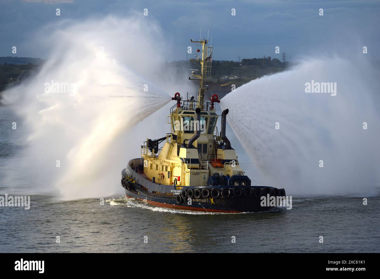 Svitzer Bootle présente un affichage spectaculaire des moniteurs d’eau du remorqueur pour célébrer l’arrivée de Thames Sailing barges dans la ville estuaire de Grav Banque D'Images