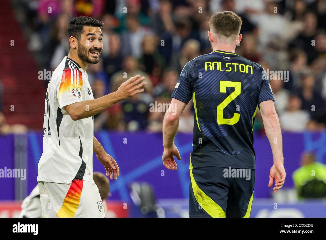 Munich, Allemagne. 14 juin 2024. Football, UEFA Euro 2024, Championnat d'Europe, Allemagne - Écosse, Tour préliminaire, groupe A, Journée 1, Football Arena Munich. L'Allemand Ilkay Gündogan (l) réagit, l'Ecosse Anthony Ralston à droite. Crédit : Christian Charisius/dpa/Alamy Live News Banque D'Images