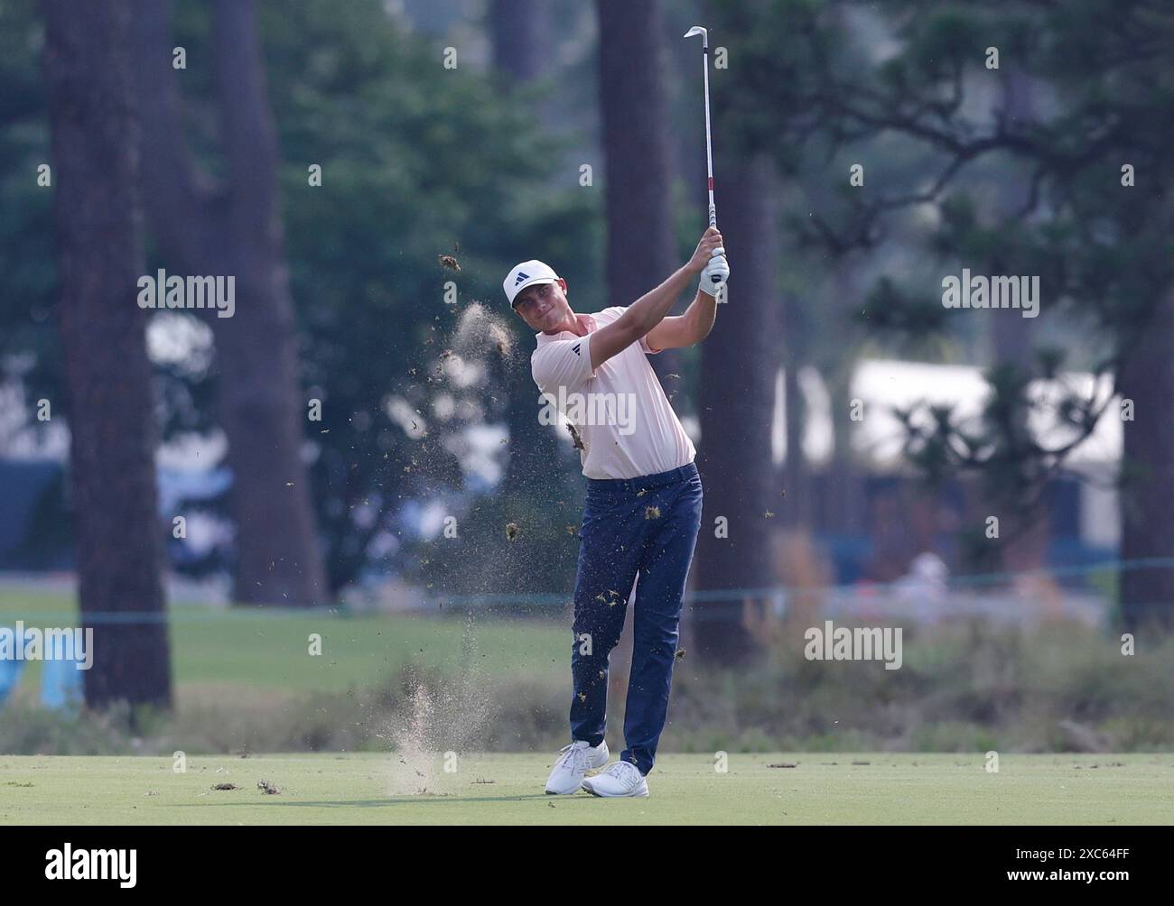 Pinehurst, États-Unis. 14 juin 2024. Ludvig Aberg, de Suède, frappe un tir d'approche vers le douzième green lors de la deuxième manche du 124e championnat de golf de l'U.S. Open au Pinehurst Resort & Country Club à Pinehurst, en Caroline du Nord, le vendredi 14 juin 2024. Photo de John Angelillo/UPI crédit : UPI/Alamy Live News Banque D'Images