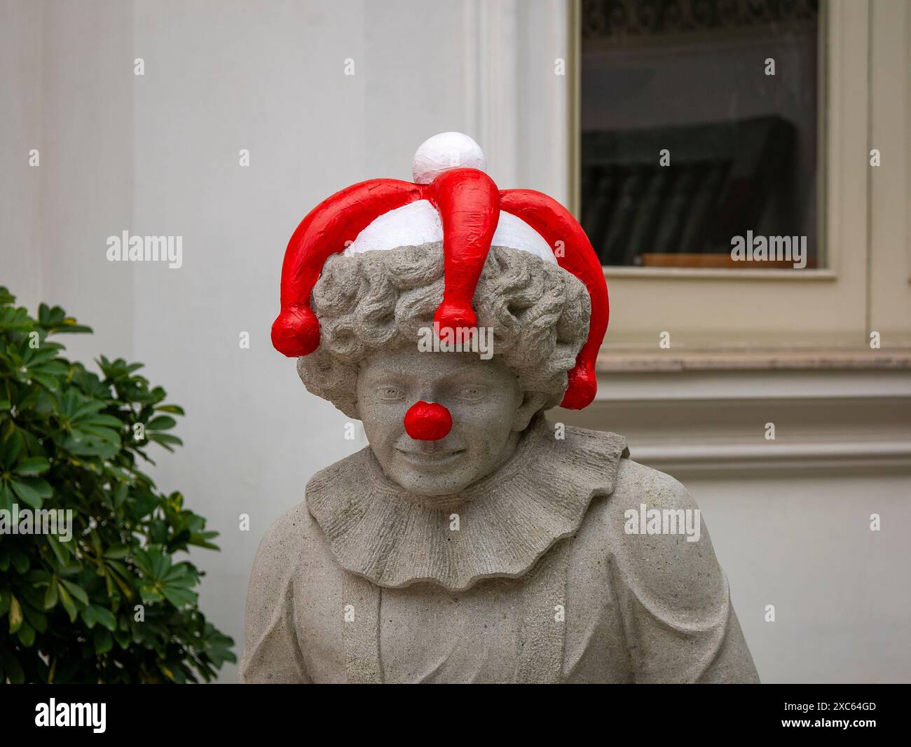 Lima, Pérou - juillet 30 2023 : Statue avec un nez de clown rouge et un chapeau burlesque Banque D'Images