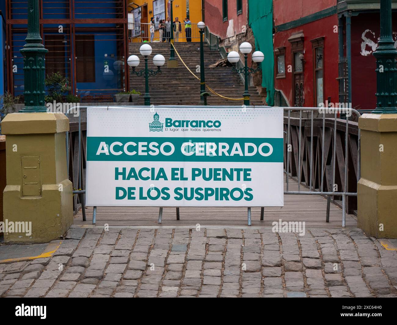 Lima, Pérou - juillet 30 2023 : signe dans un lieu touristique qui dit «accès fermé au pont des Soupirs» dans le quartier de Barranco Banque D'Images