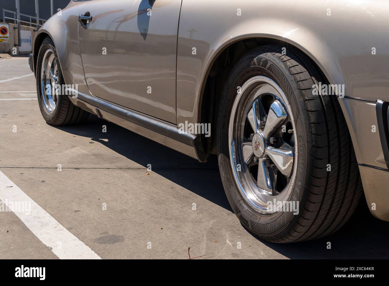 Palma de Majorque, Espagne ; 04 juin 2024 : Porsche 911 Cabriolet argenté brun garé dans la rue par une journée ensoleillée. Palma de Majorque, Espagne Banque D'Images