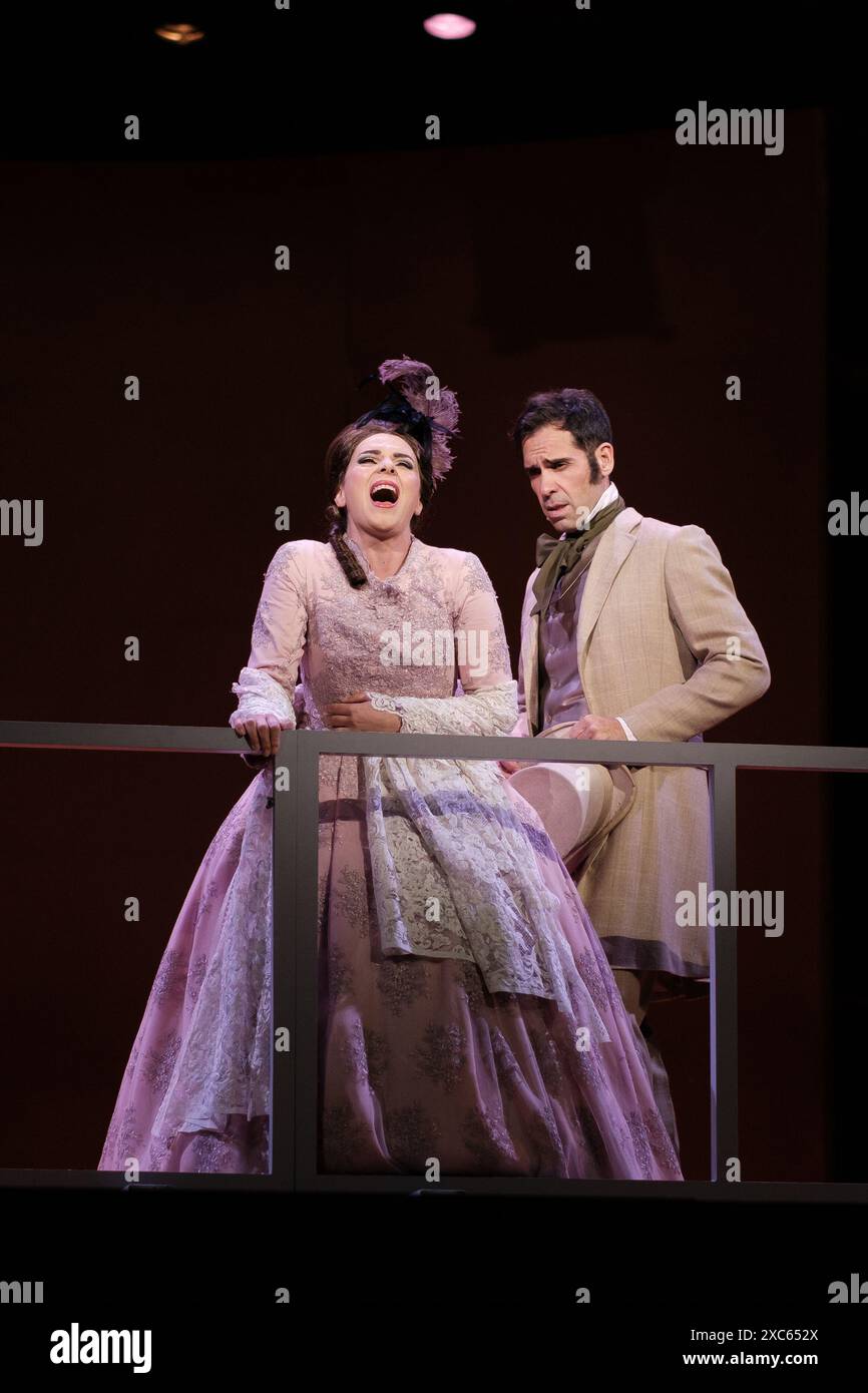 Des chanteurs se produisent lors de la représentation de l’opéra « Dona Francisquita » (Miss Francisquita) du compositeur espagnol Amadeo vives sur scène au Zarzue Banque D'Images