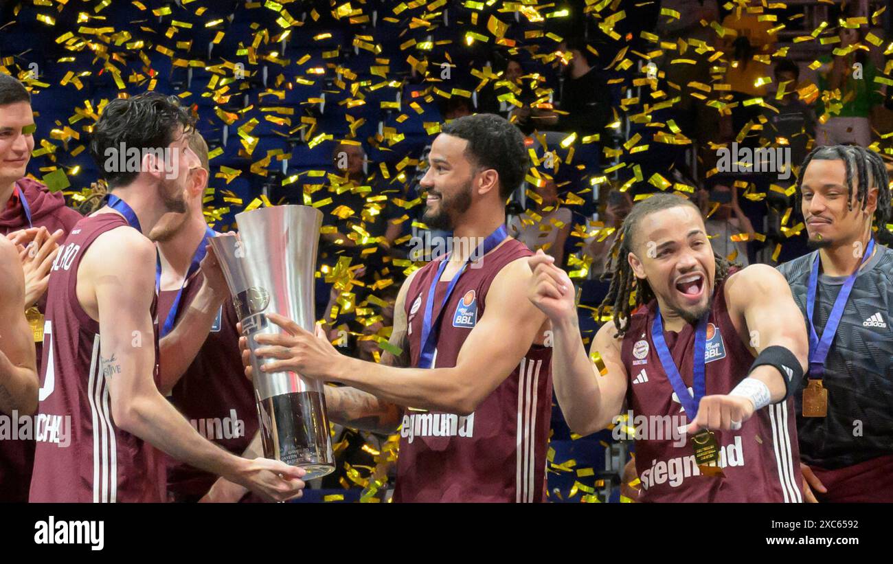 Berlin, Deutschland. 14 juin 2024. GER, Berlin, Alba Berlin vs FC Bayern Basketball, finale des play-off, Spiel 4, BBL, Basketball, Uber Arena, 14.06.2024, FC Bayern Basketball devient champion d'Allemagne 2024, Cheers, Joy, F. L. Leandro Bolmaro (FC Bayern Muenchen Basketball), Nick Weiler-Babb (FC Bayern Muenchen Basketball), Carsen Edwards (FC Bayern Muenchen Basketball), crédit : HMB Media/Alamy Live News Banque D'Images