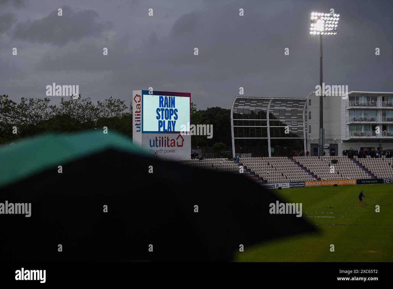 Southampton, Royaume-Uni. 14 juin 2024. La pluie arrête de jouer pendant le match Vitality Blast entre les Hampshire Hawks et Middlesex au Utilita Bowl. Crédit : Dave Vokes/Alamy Live News Banque D'Images