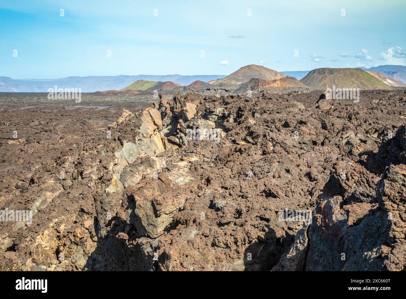 Ardoukoba fissure évacue le cône de cratère du volcan avec des champs de lave et une fissure de terre au premier plan, Tajourah Djibouti Banque D'Images