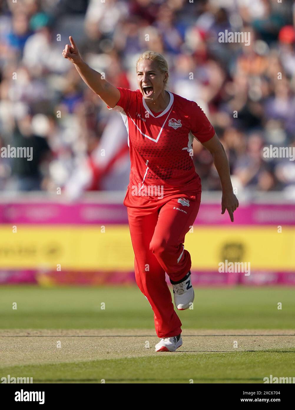 Photo du dossier datée du 04/08/22 de l'anglaise Katherine Sciver-Brunt célébrant le guichet de la néo-zélandaise Amelia Kerr lors du match entre l'Angleterre et la Nouvelle-Zélande au stade Edgbaston. La cricketeuse Katherine Sciver-Brunt a été nommée OBE (officier de l'ordre de l'Empire britannique), pour services rendus au cricket féminin et à la communauté du Yorkshire, dans la liste des honneurs d'anniversaire du roi. Date d'émission : vendredi 14 juin 2024. Banque D'Images