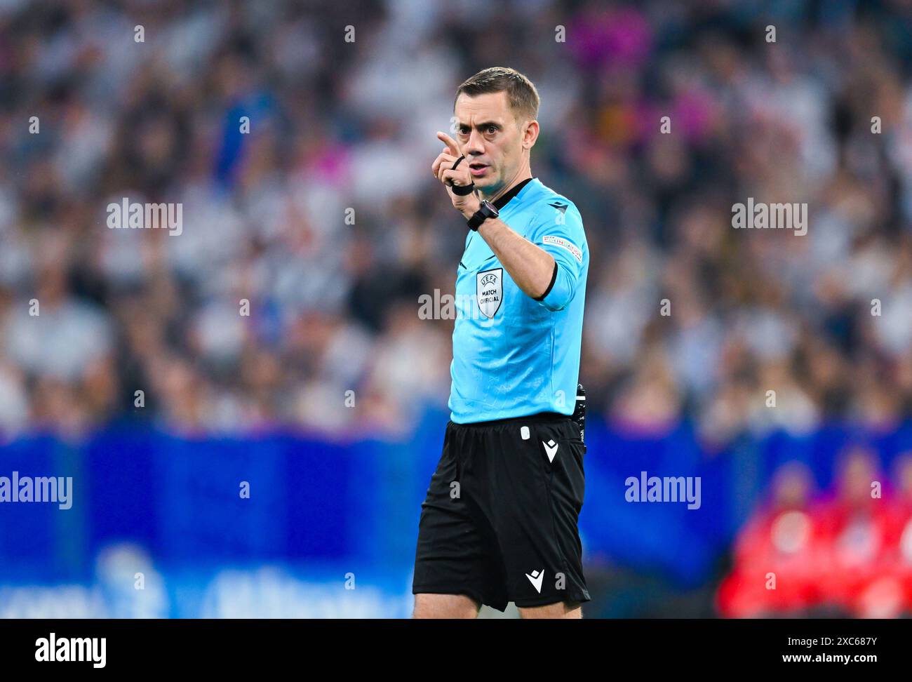 Schiedsrichter Clement Turpin gestikuliert, UEFA EURO 2024 - Groupe A, Allemagne vs Ecosse, Fussball Arena München AM 14. Juin 2024 à München, Deutschland. Foto von Silas Schueller/DeFodi images Schiedsrichter Clement Turpin Gestures, UEFA EURO 2024 - Groupe A, Allemagne vs Écosse, Munich Football Arena le 14 juin 2024 à Munich, Allemagne. Photo de Silas Schueller/DeFodi images Defodi-738 738 GERSCO 20240614 203 *** arbitre Clement Turpin gestes, UEFA EURO 2024 Groupe A, Allemagne vs Écosse, Munich Football Arena le 14 juin 2024 à Munich, Allemagne photo de Silas Schueller DeFodi images Refere Banque D'Images