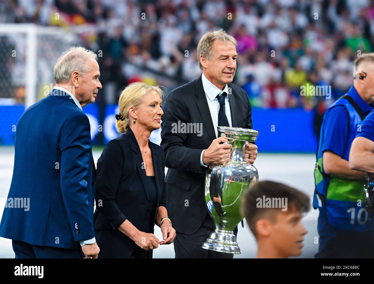 Heidi Beckenbauer und Juergen Klinsmann praesentieren den Europameisterpokal, UEFA EURO 2024 - Groupe A, Allemagne vs Ecosse, Fussball Arena München am 14. Juin 2024 à München, Deutschland. Foto von Silas Schueller/DeFodi images Heidi Beckenbauer und Juergen Klinsmann préstent le trophée de l'UEFA EURO, UEFA EURO 2024 - Groupe A, Allemagne vs Écosse, Munich Football Arena le 14 juin 2024 à Munich, Allemagne. Photo de Silas Schueller/DeFodi images Defodi-738 738 GERSCO 20240614 192 *** Heidi Beckenbauer et Juergen Klinsmann présentent le trophée de l'EURO DE L'UEFA, UEFA EURO 2024 Groupe A, Allemagne vs Ecosse, M Banque D'Images