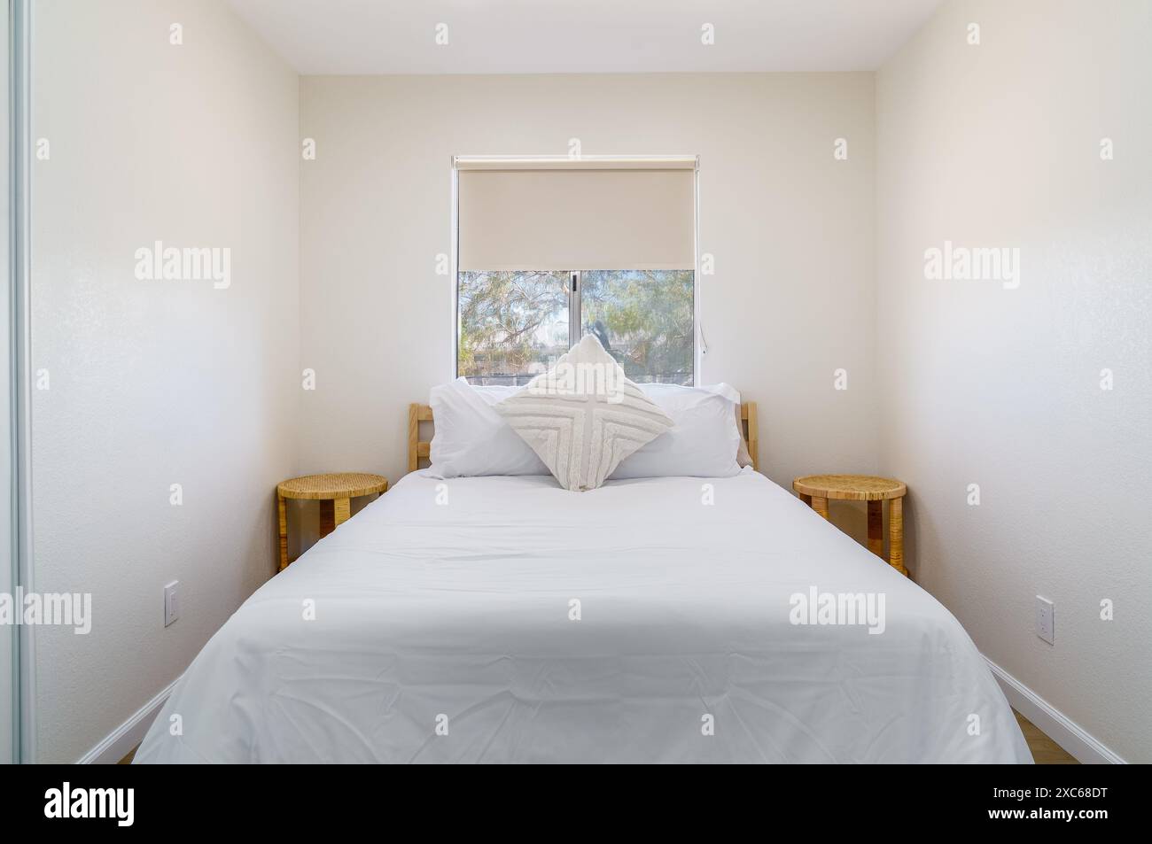 Chambre à coucher bohème moderne intérieur oreillers blancs et tables de chevet en osier désertent la maison Banque D'Images