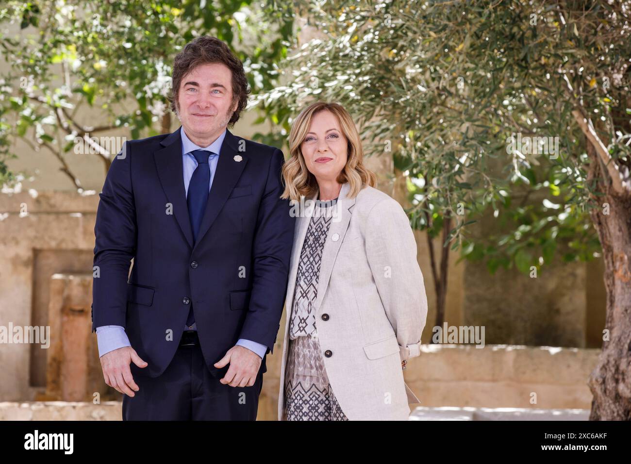 Savelletri di Fasano, Italie. 14 juin 2024. Le président argentin Javier Milei, à gauche, est accueilli par le premier ministre italien Giorgia Meloni, à droite, lors de la cérémonie d’arrivée du Sommet élargi du G7 à la station balnéaire Borgo Egnazia, le 14 juin 2024, à Savelletri di Fasano, en Italie. Crédit : Presidenza del Consiglio/G7 Italia 2024/Alamy Live News Banque D'Images