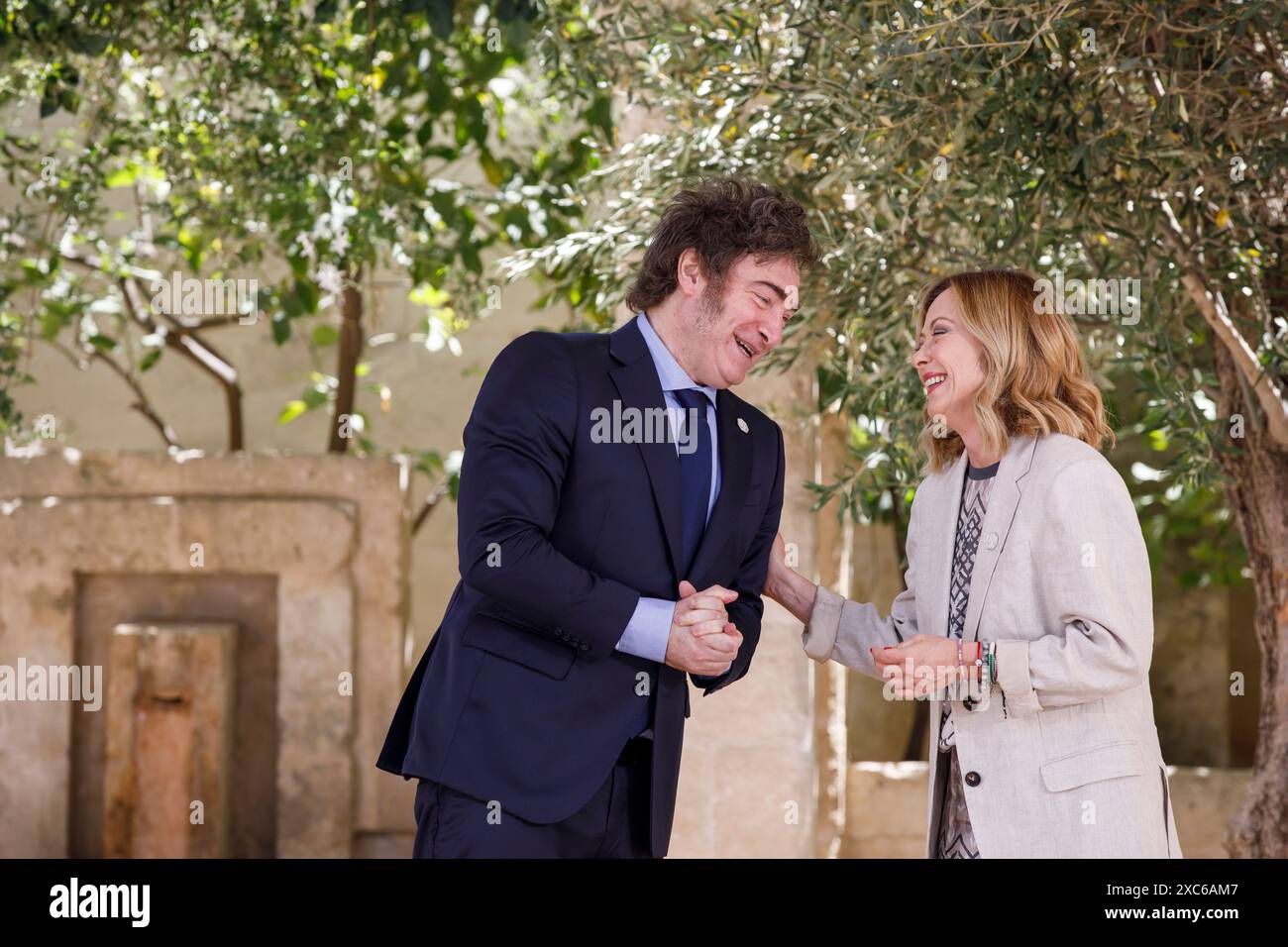 Savelletri di Fasano, Italie. 14 juin 2024. Le président argentin Javier Milei, à gauche, est accueilli par le premier ministre italien Giorgia Meloni, à droite, lors de la cérémonie d’arrivée du Sommet élargi du G7 à la station balnéaire Borgo Egnazia, le 14 juin 2024, à Savelletri di Fasano, en Italie. Crédit : Presidenza del Consiglio/G7 Italia 2024/Alamy Live News Banque D'Images