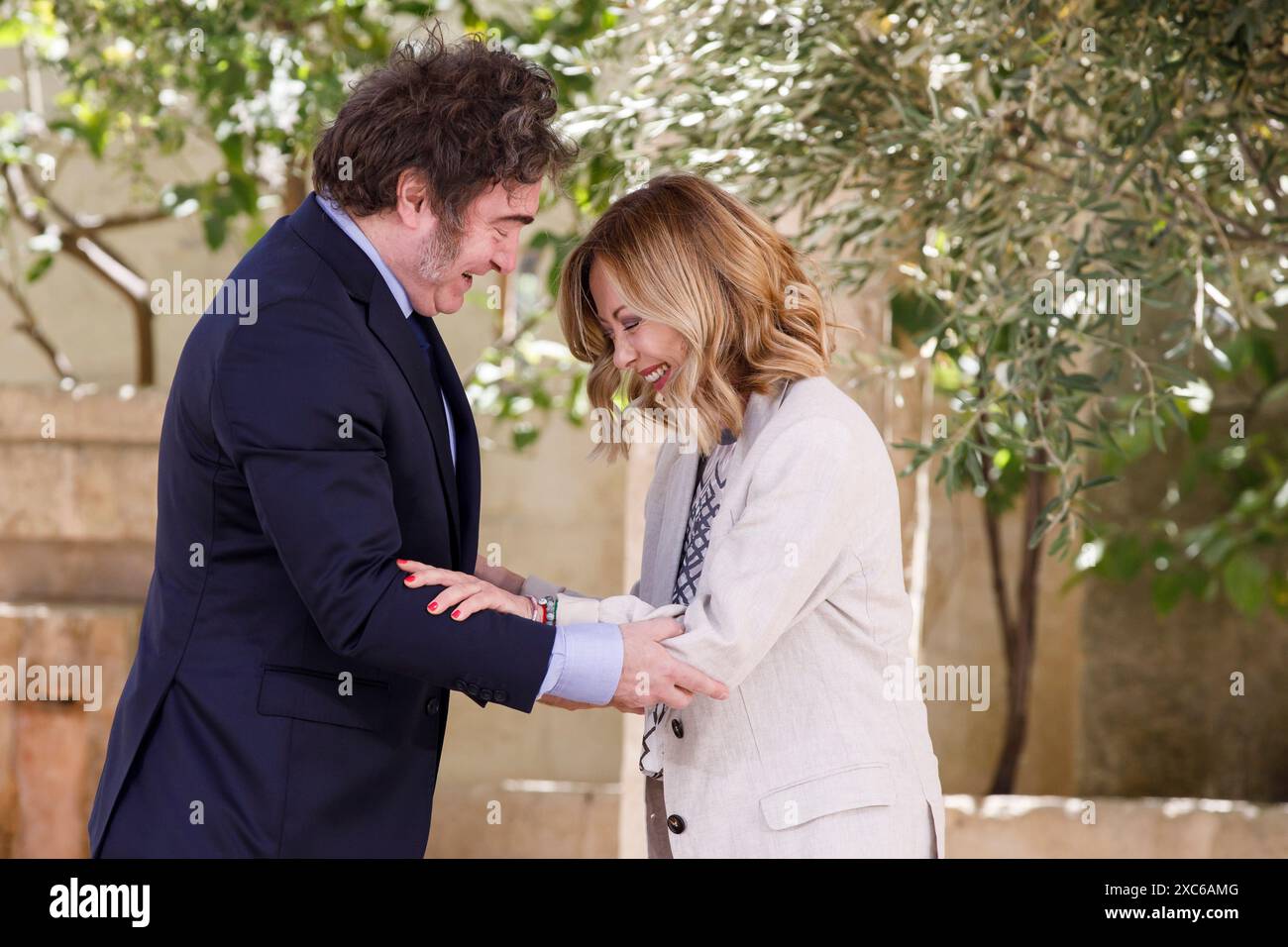 Savelletri di Fasano, Italie. 14 juin 2024. Le président argentin Javier Milei, à gauche, est accueilli par le premier ministre italien Giorgia Meloni, à droite, lors de la cérémonie d’arrivée du Sommet élargi du G7 à la station balnéaire Borgo Egnazia, le 14 juin 2024, à Savelletri di Fasano, en Italie. Crédit : Presidenza del Consiglio/G7 Italia 2024/Alamy Live News Banque D'Images