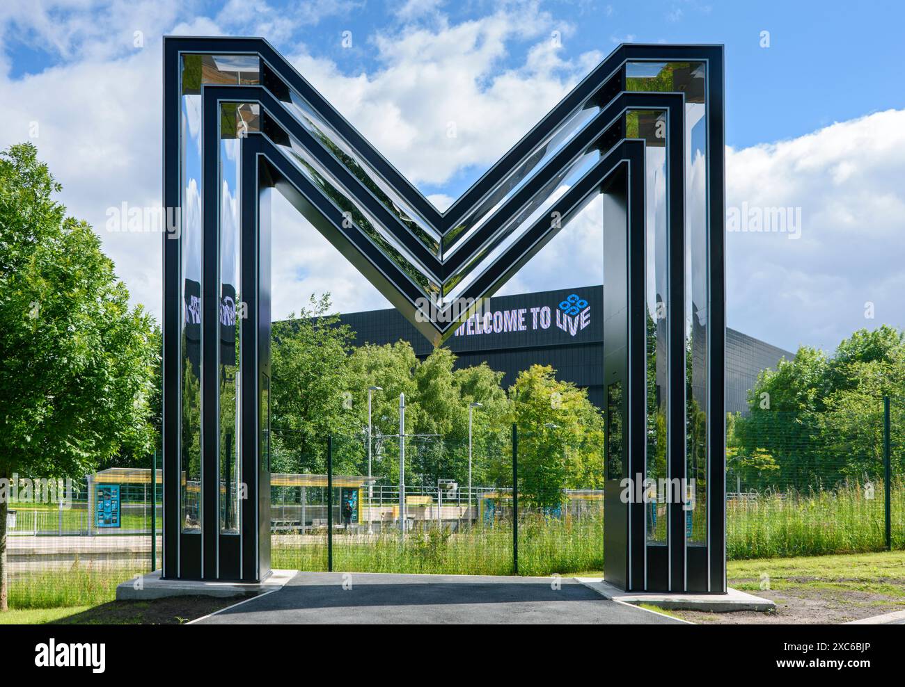 Sculpture géante en M sur le sentier de randonnée CityLink entre l'Etihad Campus-Co-op Live Arena et le centre-ville. Manchester, Angleterre, Royaume-Uni Banque D'Images