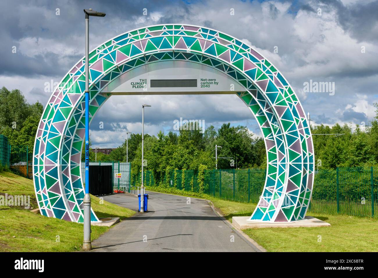 Sculpture en arc sur le sentier de randonnée « CityLink » entre l'Etihad Campus-Co-op Live Arena et le centre-ville. Manchester, Angleterre, Royaume-Uni Banque D'Images