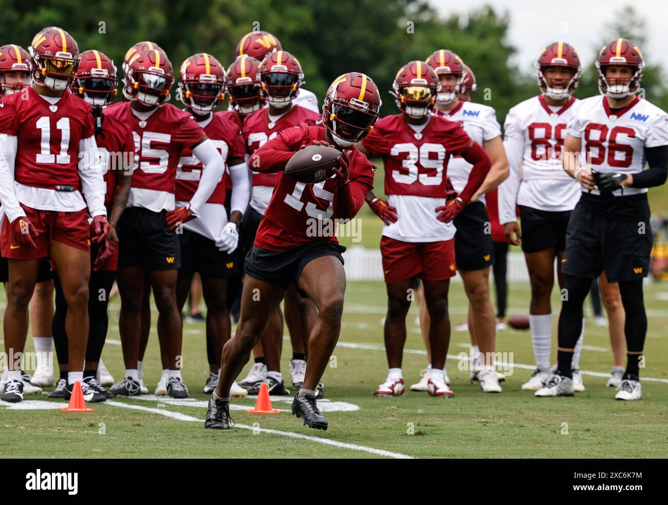 Cornerback des commandants de Washington Noah Igbinoghene (19 ans) effectuant des exercices au mini camp au centre de formation OrthoVirginia au Commanders Park à Ashburn, Virginie, le 11 juin 2024 (Alyssa Howell pour image of Sport) Banque D'Images