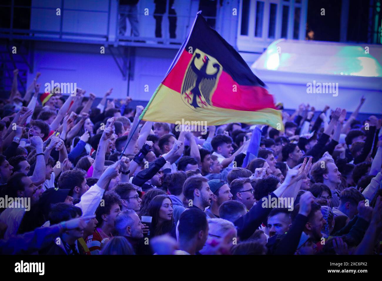 Berlin, Allemagne. 14 juin 2024. Les fans allemands montrent leur soutien en Fan zone à la porte de Brandebourg dans le centre de Berlin lors du premier match de l'UEFA EURO 2024 Allemagne contre Écosse. Crédit : Oleksandr Prykhodko/Alamy Live News Banque D'Images