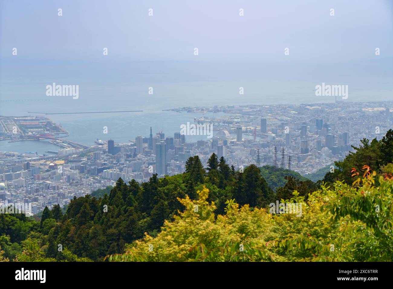 Vue imprenable sur Kobe, au Japon, depuis un point de vue élevé, probablement depuis l'une des montagnes environnantes telles que le mont Rokko Banque D'Images