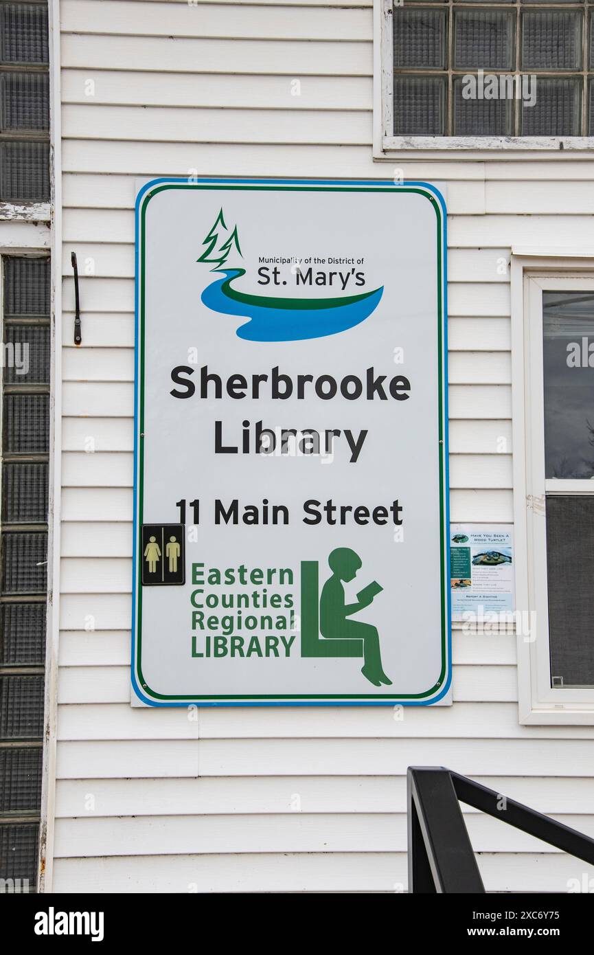 Panneau de bibliothèque publique sur la rue main à Sherbrooke, Nouvelle-Écosse, Canada Banque D'Images