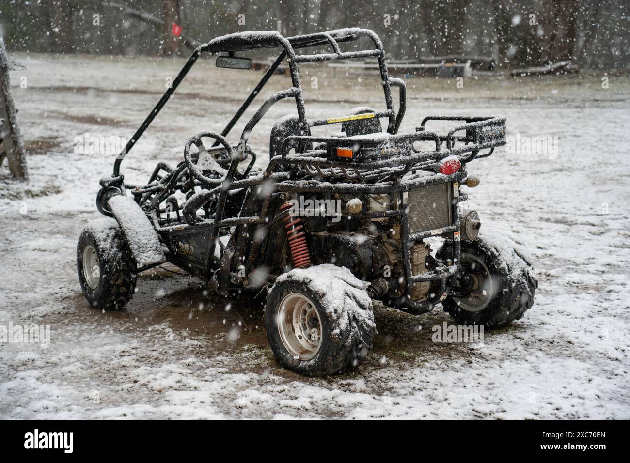Buggy dune conduit dans la neige Banque D'Images