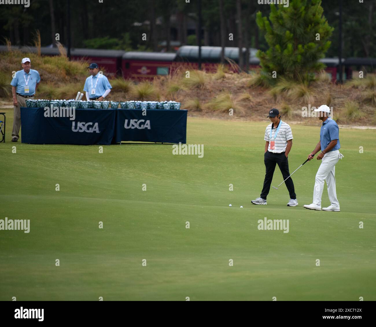 Pinehurst, Caroline du Nord, États-Unis. 10 juin 2024. Tiger Woods des États-Unis et son fils, Charlie, sur le putting green lors de la ronde d'entraînement de lundi pour le 124e US Open, le 10 juin 2024, à Pinehurst no 2, à Pinehurst, Caroline du Nord. (Crédit image : © Timothy L. Hale/ZUMA Press Wire) USAGE ÉDITORIAL SEULEMENT! Non destiné à UN USAGE commercial ! Banque D'Images