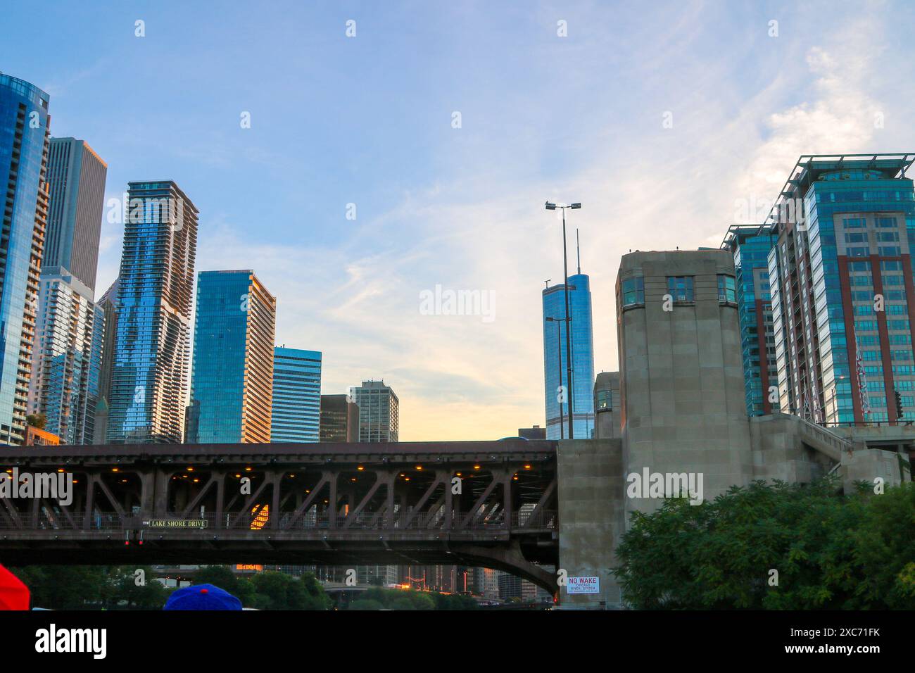 Une vue des gratte-ciel de la ville de Chicago Illinois depuis la rivière. Banque D'Images