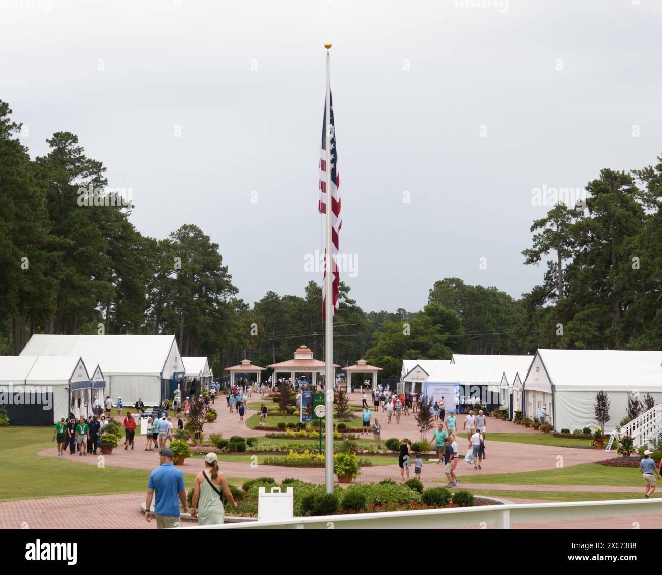 Pinehurst, Caroline du Nord, États-Unis. 10 juin 2024. Les participants traversent Fan Central lors de la ronde d'entraînement lundi pour le 124e US Open, le 10 juin 2024, à Pinehurst No. 2, à Pinehurst, Caroline du Nord. (Crédit image : © Timothy L. Hale/ZUMA Press Wire) USAGE ÉDITORIAL SEULEMENT! Non destiné à UN USAGE commercial ! Banque D'Images