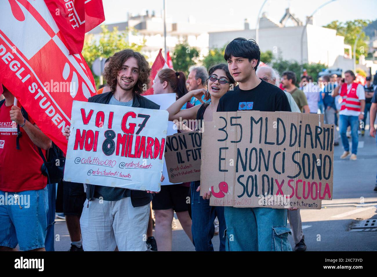 Fasano, Italie. 14 juin 2024. Les manifestants tiennent des pancartes pendant la manifestation. Les organisations de gauche et les syndicats ont organisé une manifestation contre le sommet du G7 (Groupe des sept) à Fasano, en Italie. Crédit : SOPA images Limited/Alamy Live News Banque D'Images