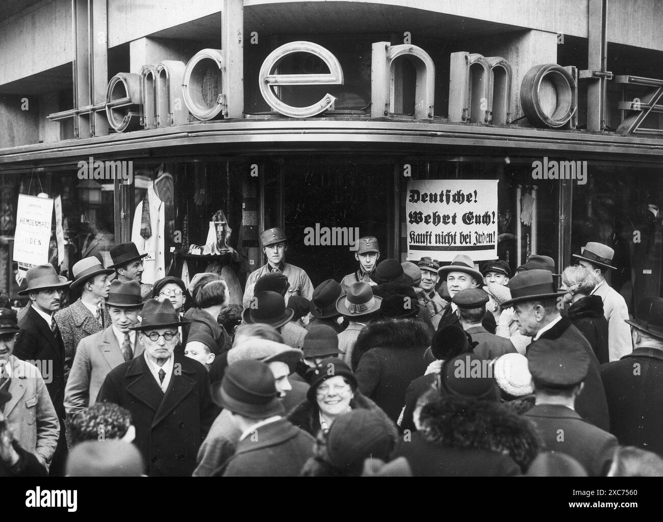 Membres de la Sturmabteilung (la sa, les tristement célèbres chemises brunes) lors du boycott des entreprises juives le 1er avril 1933. Ici, ils sont vus bloquer l'entrée d'un magasin à Berlin. Le boycott des entreprises juives a été la première action directe anti-juive qui a conduit à l'exclusion des Juifs de la société et finalement à l'extermination, et il a eu lieu seulement deux mois après l'arrivée d'Hitler au pouvoir. Banque D'Images