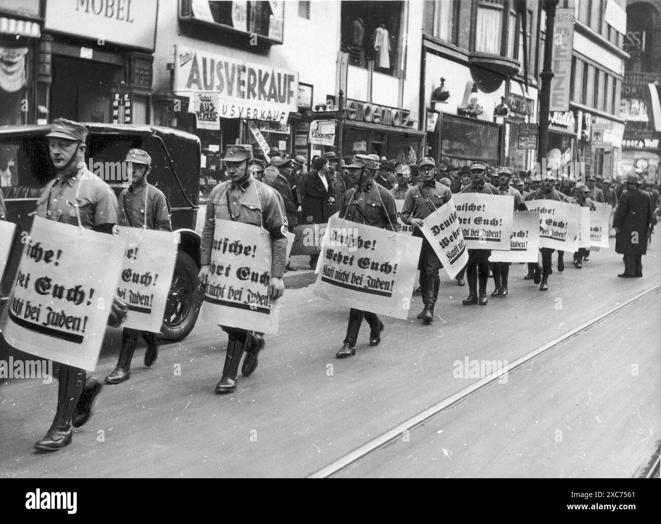 Membres de la Sturmabteilung (la sa, les tristement célèbres chemises brunes) lors du boycott des entreprises juives le 1er avril 1933. Ici, ils sont vus marcher portant des pancartes. Le boycott des entreprises juives a été la première action directe anti-juive qui a conduit à l'exclusion des Juifs de la société et finalement à l'extermination, et il a eu lieu seulement deux mois après l'arrivée d'Hitler au pouvoir. Banque D'Images