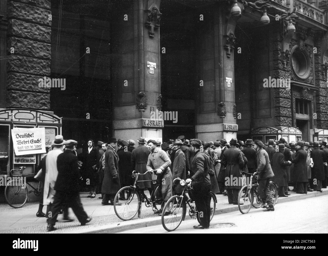 Membres de la Sturmabteilung (la sa, les tristement célèbres chemises brunes) lors du boycott des entreprises juives le 1er avril 1933. Ici, on voit des foules bloquer l'entrée d'un magasin à Berlin. Le boycott des entreprises juives a été la première action directe anti-juive qui a conduit à l'exclusion des Juifs de la société et finalement à l'extermination, et il a eu lieu seulement deux mois après l'arrivée d'Hitler au pouvoir. Banque D'Images