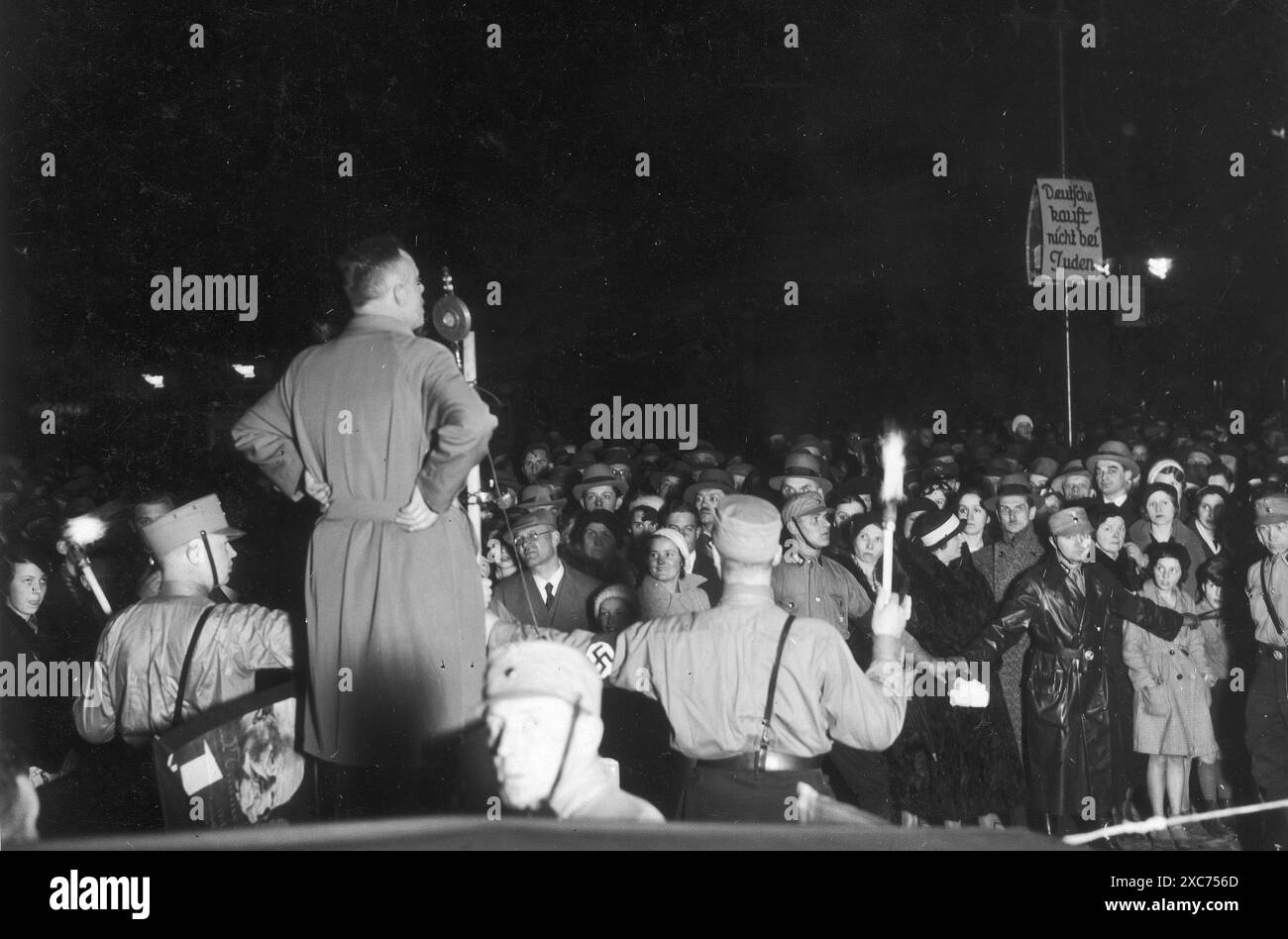 Un homme s'adressant à la foule pendant la campagne nationale de boycott antisémite et de propagande harcelant les entreprises juives. Banque D'Images