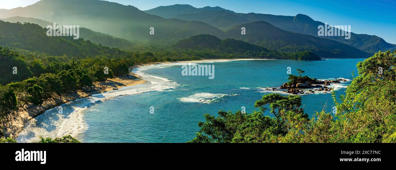Image panoramique de la plage de Castelhanos entre la mer, les montagnes et les forêts de l'île d'Ilhabela sur la côte de Sao Paulo, plage de Castelhanos Banque D'Images Image panoramique de la plage de Castelhanos entre la mer, les montagnes et les forêts de l'île d'Ilhabela sur la côte de Sao Paulo, plage de Castelhanos Banque D'Images