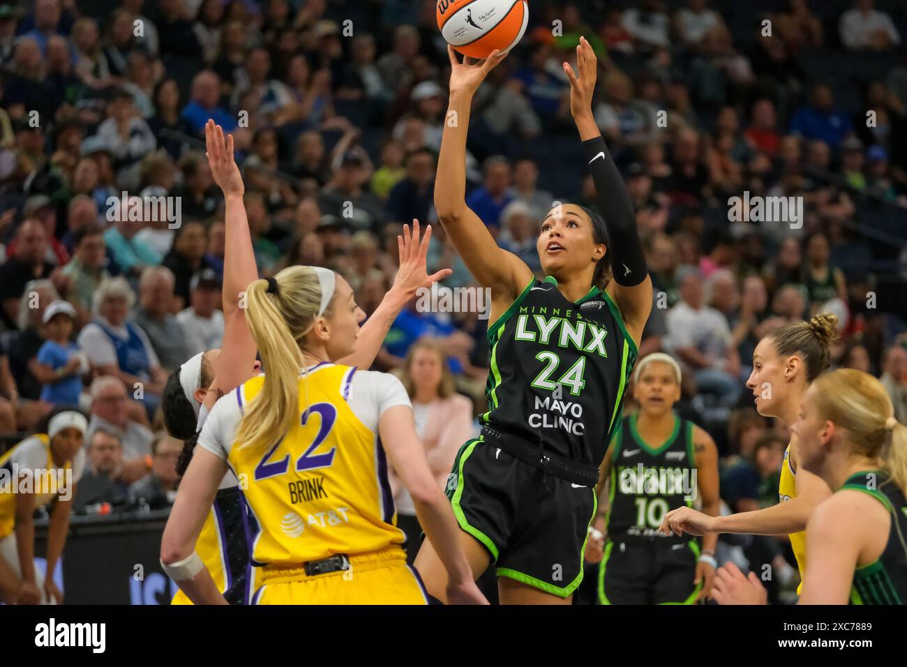 Minneapolis, Minnesota, États-Unis. 14 juin 2024. L’attaquant des Lynx du Minnesota NAPHEESA COLLIER (24) tire pour 2 lors d’un match WNBA entre les Lynx du Minnesota et les Sparks de Los Angeles au Target Center le 14 juin 2024. Le Lynx a gagné 81-76. (Crédit image : © Steven Garcia/ZUMA Press Wire) USAGE ÉDITORIAL SEULEMENT! Non destiné à UN USAGE commercial ! Banque D'Images
