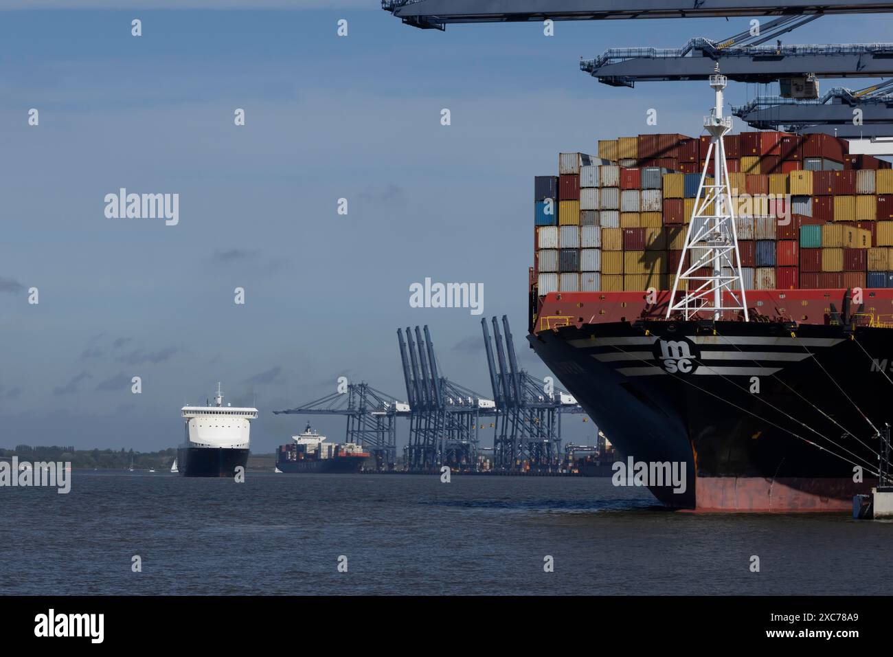 Porte-conteneurs au port de Felixstowe, Suffolk, Angleterre, Royaume-Uni Banque D'Images