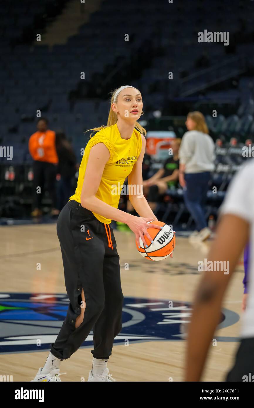 Minneapolis, Minnesota, États-Unis. 14 juin 2024. CAMERON BRINK (22 ans), attaquant des Sparks de Los Angeles, se réchauffe avant un match WNBA entre les Lynx du Minnesota et les Sparks de Los Angeles au Target Center le 14 juin 2024. Le Lynx a gagné 81-76. (Crédit image : © Steven Garcia/ZUMA Press Wire) USAGE ÉDITORIAL SEULEMENT! Non destiné à UN USAGE commercial ! Banque D'Images