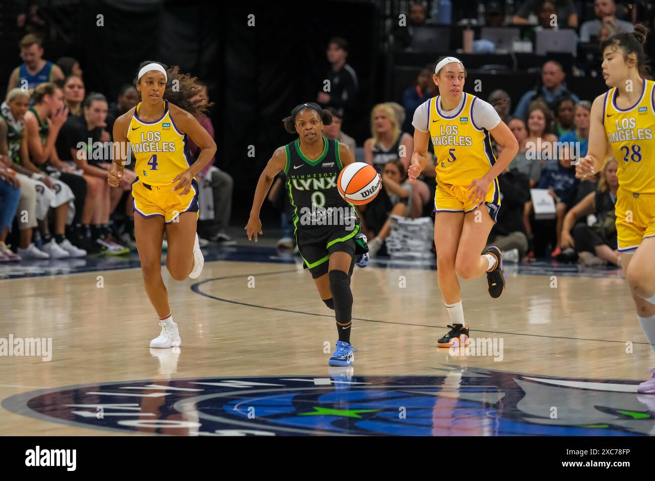 Minneapolis, Minnesota, États-Unis. 14 juin 2024. OLIVIA EPOUPA (0), gardienne des Lynx du Minnesota, court avec le ballon lors d'un match WNBA entre les Lynx du Minnesota et les Sparks de Los Angeles au Target Center le 14 juin 2024. Le Lynx a gagné 81-76. (Crédit image : © Steven Garcia/ZUMA Press Wire) USAGE ÉDITORIAL SEULEMENT! Non destiné à UN USAGE commercial ! Banque D'Images